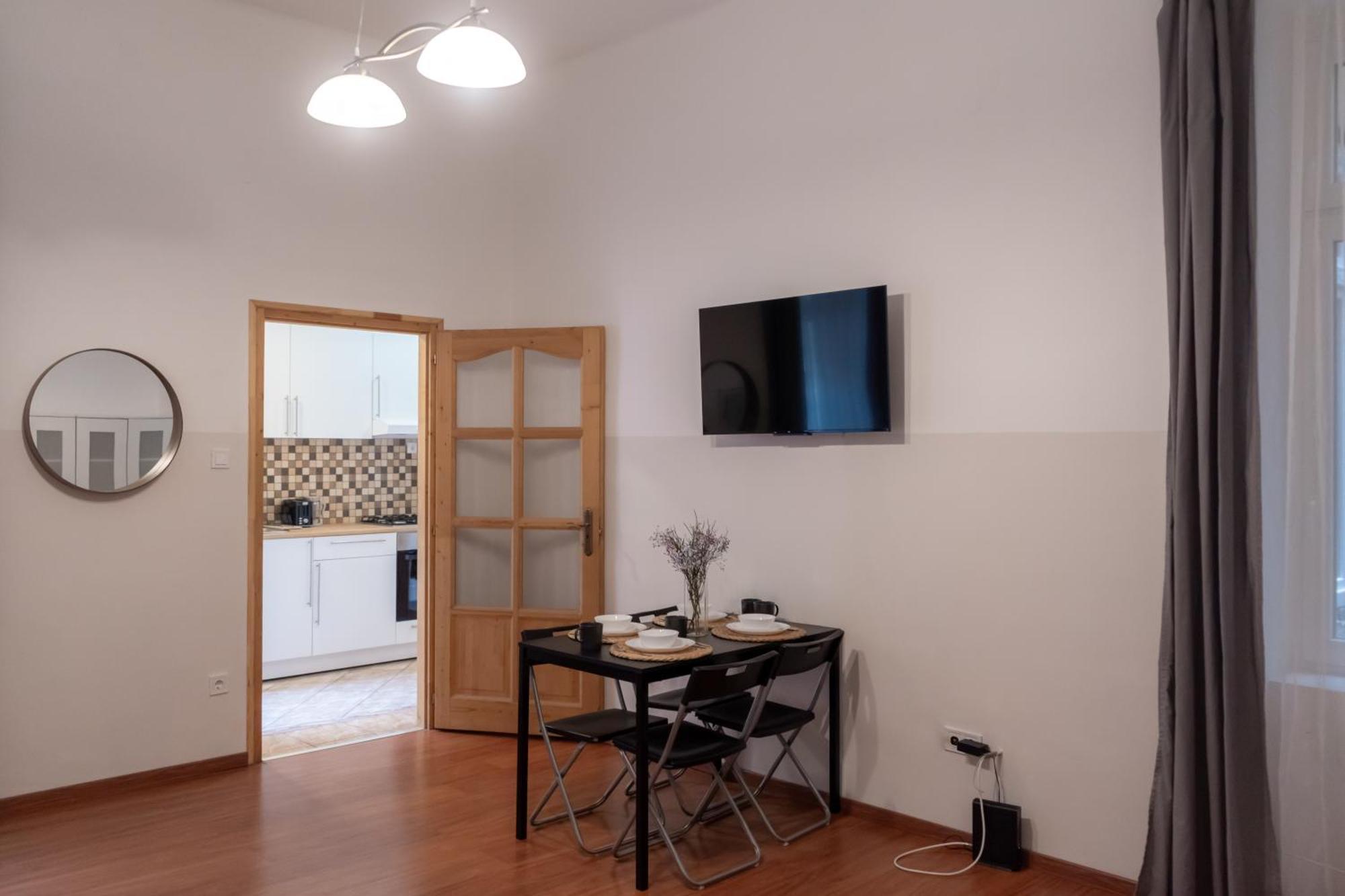 בודפשט Cozy Apartment In Akacfa Street מראה חיצוני תמונה