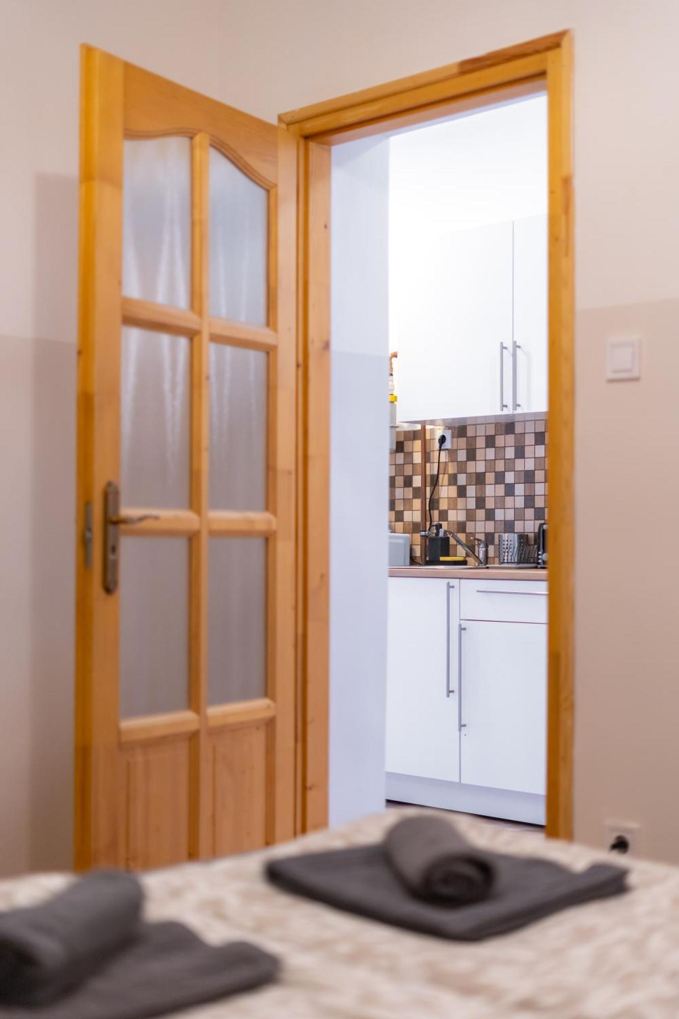 בודפשט Cozy Apartment In Akacfa Street מראה חיצוני תמונה