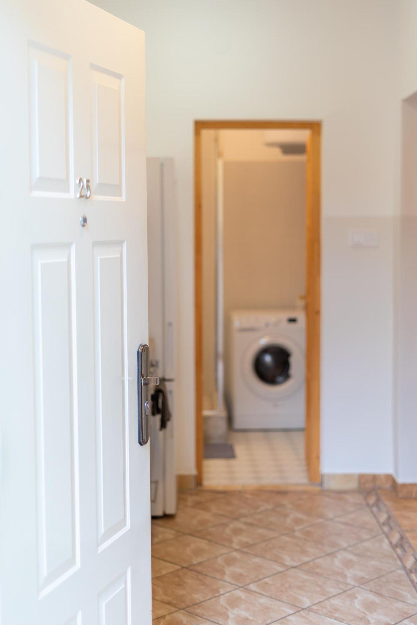 בודפשט Cozy Apartment In Akacfa Street מראה חיצוני תמונה
